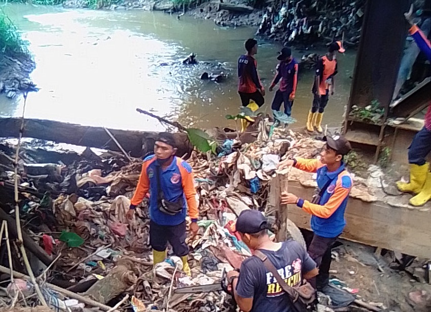 Susuri Sungai Ambil Sampah yang Sumbat Aliran Sungai