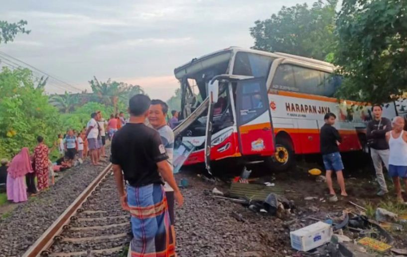Tabrakan, Bus Harapan Jaya vs Kereta Api, 4 Orang Tewas