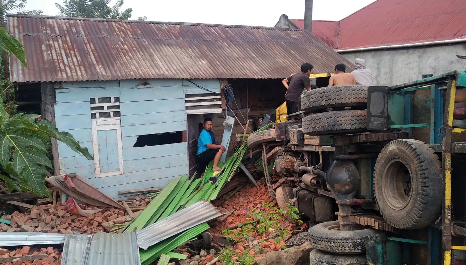 Rem Blong, Truk Hantam 2 Rumah