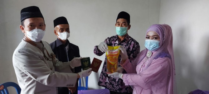 Unik, Pasangan Ini Menikah dengan Maskawin 1 Liter Minyak Goreng