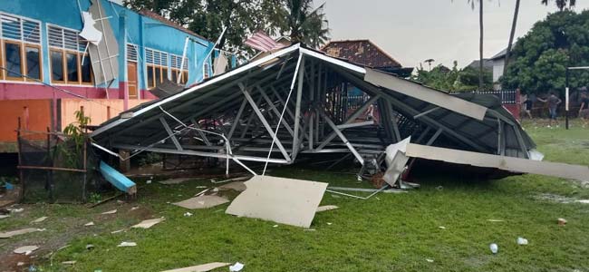 Disapu Angin Puting Beliung, Atap Sekolah Pindah ke Tanah