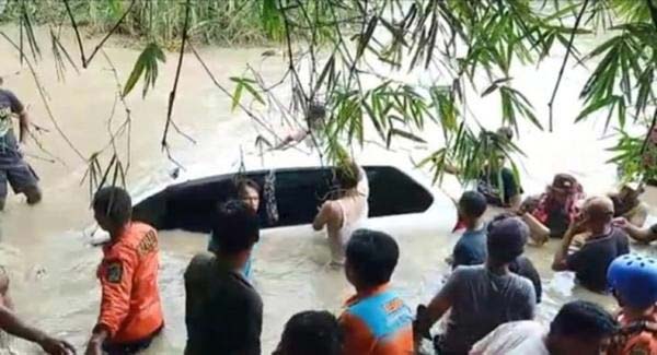 Avanza Terseret Banjir, Satu Keluarga Tewas Terjebak di Dalam Mobil