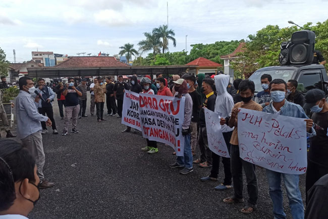 Penjabat Bupati Belum Ditunjuk, Massa Demo