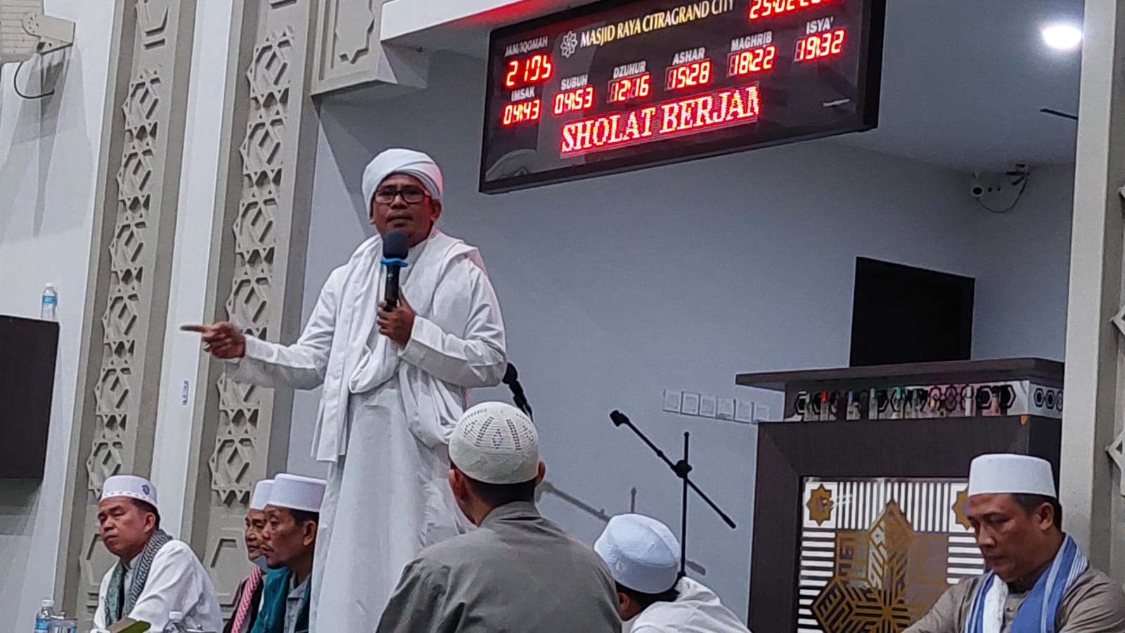 Tausiah Habib Abdurrahman Saat Peringatan Isra Mikraj di Masjid Raya Citra Grand City