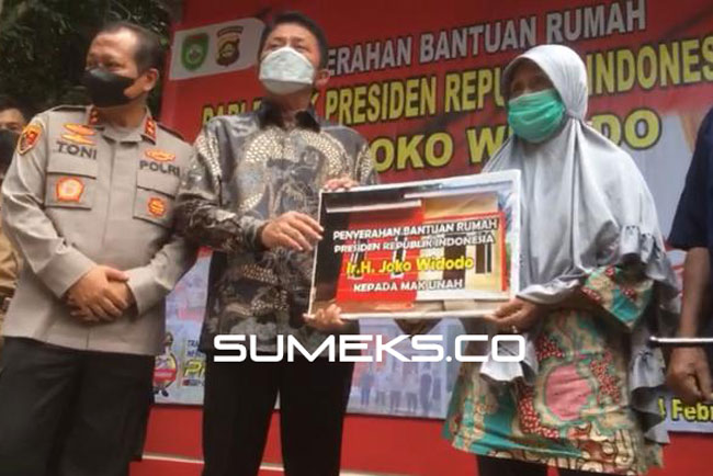 HD Berikan Bantuan Rumah Jokowi untuk Mak Unah