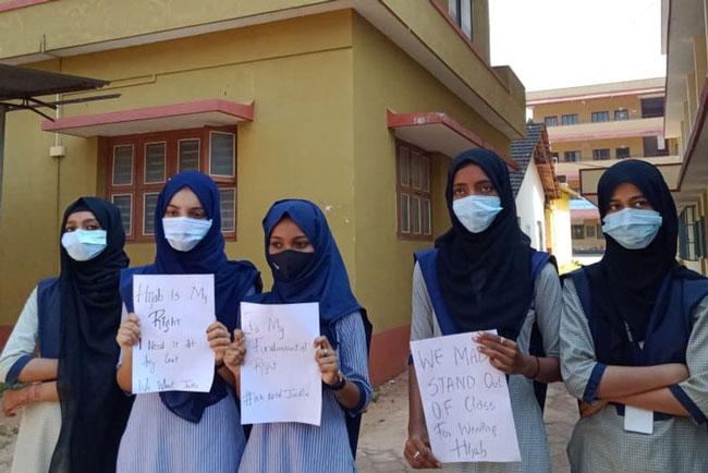 Siswi Muslim India Dilarang Kenakan Jilbab di Kelas