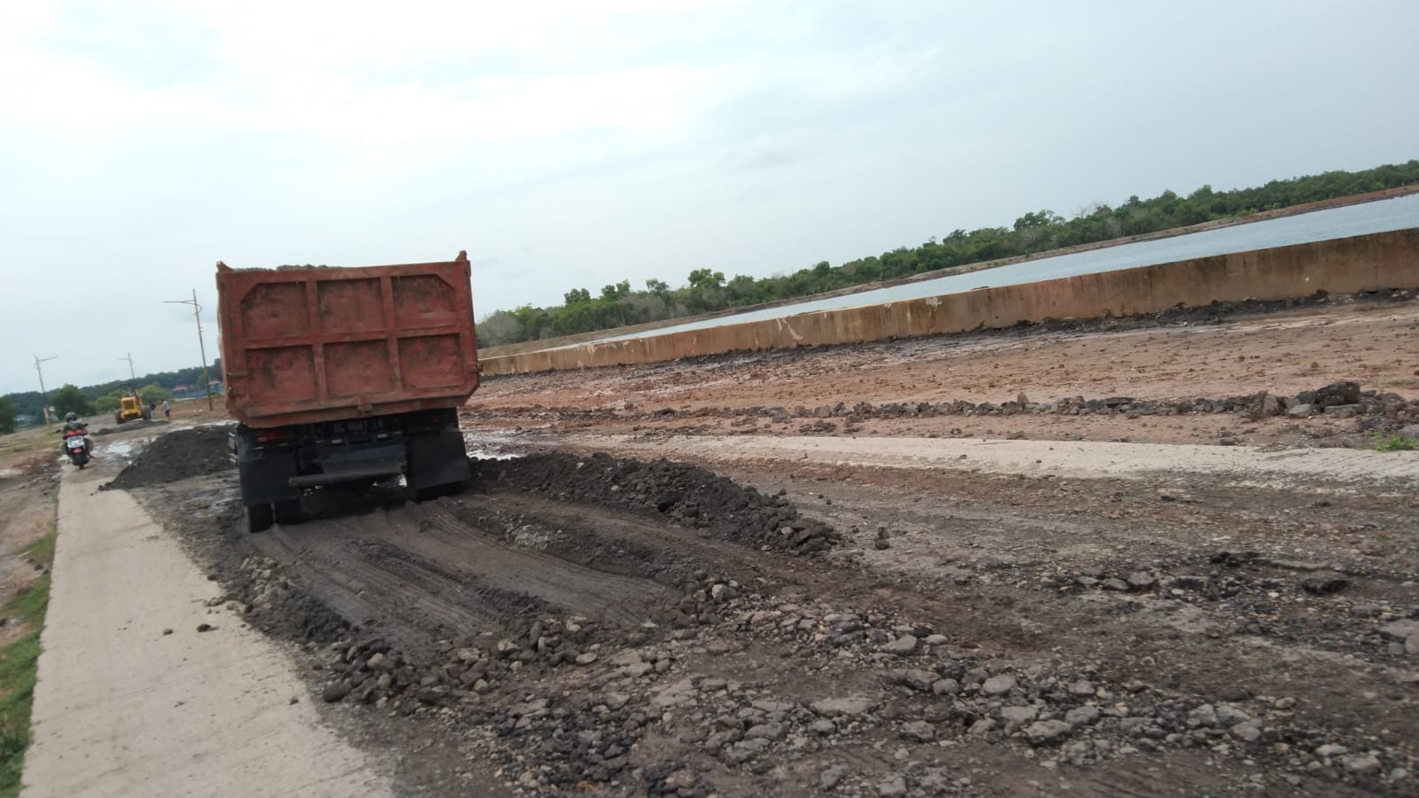 Jalan Penghubung Tanjung Senai-Tanjung Pering Diperbaiki, Setelah Dikeluhkan Warga