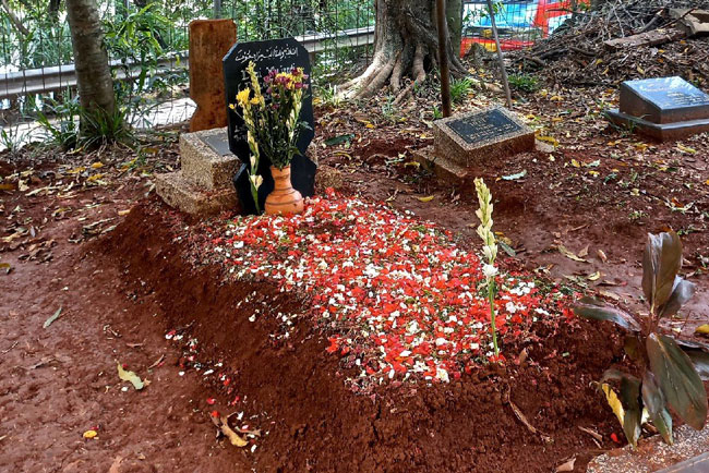 Fans Sambangi Makam Dorce