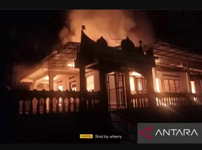 Jelang Waktu Isya, Masjid Taqwa Batang Damar Terbakar