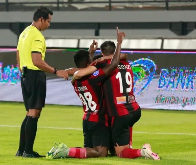 Persipura 2 vs 1 Borneo FC: Mutiara Hitam Menang Dramatis Pada Menit Akhir