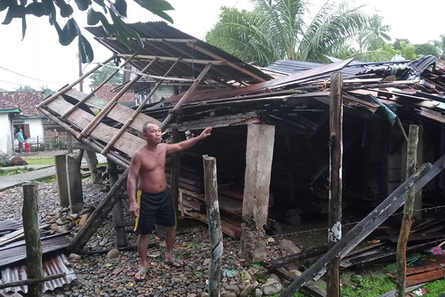 Puluhan Rumah Rusak Diterjang Angin Kencang