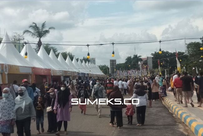 Ribuan Warga Hadiri Pembukaan Festival Sekanak Lambidaro