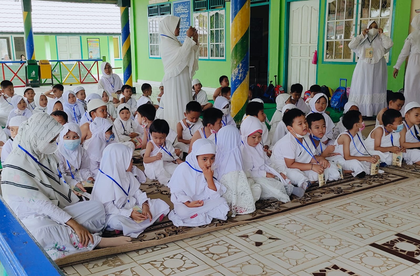Siswa TK IT Al Azhar OKI, Ikuti Peragaan Manasik Haji