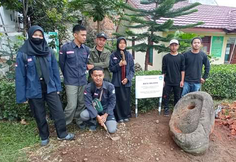 Kopi Merah Sabe Bersihkan dan Pasang Plang Nama Cagar Budaya