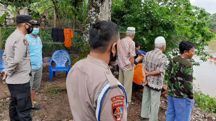 Hj Cek Na Hilang di Sungai Musi, Perahu Tersangkut Diranting Pohon