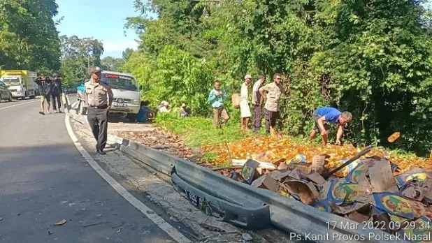 Truk Terguling, 8 Ton Migor Berhamburan