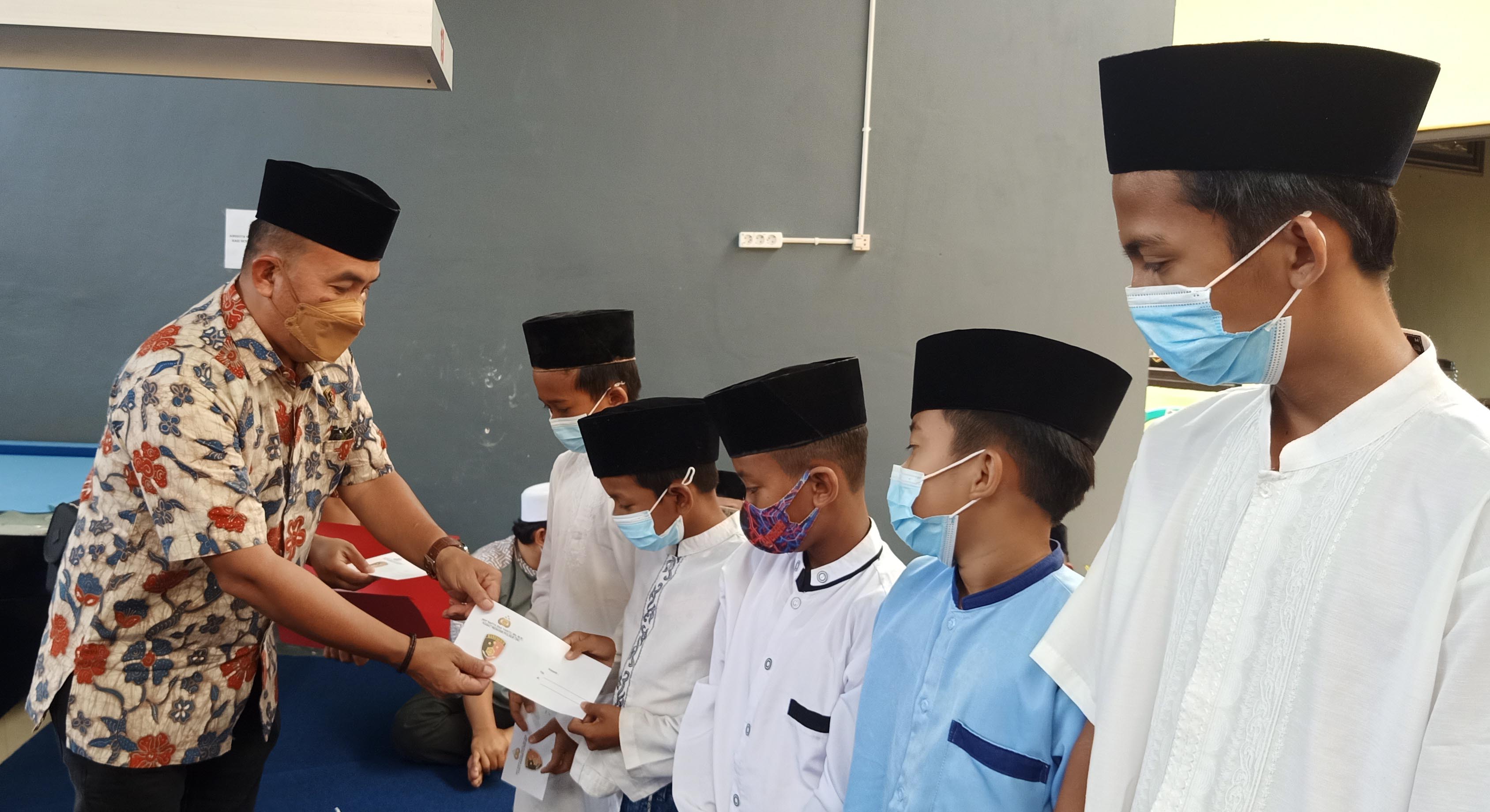 Reskrim Polres OKI Santuni 30 Anak Yatim