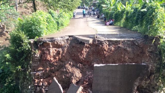 Jembatan Ambruk, Ribuan Warga Kecamatan Maniis Purwakarta Terisolir