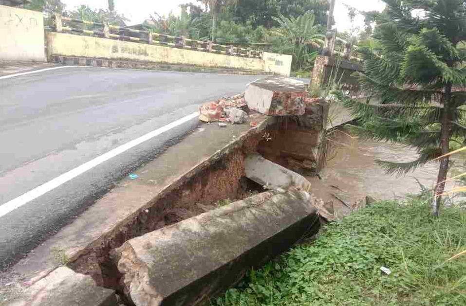 Jembatan Sungai Kelekar Prabumulih Amblas