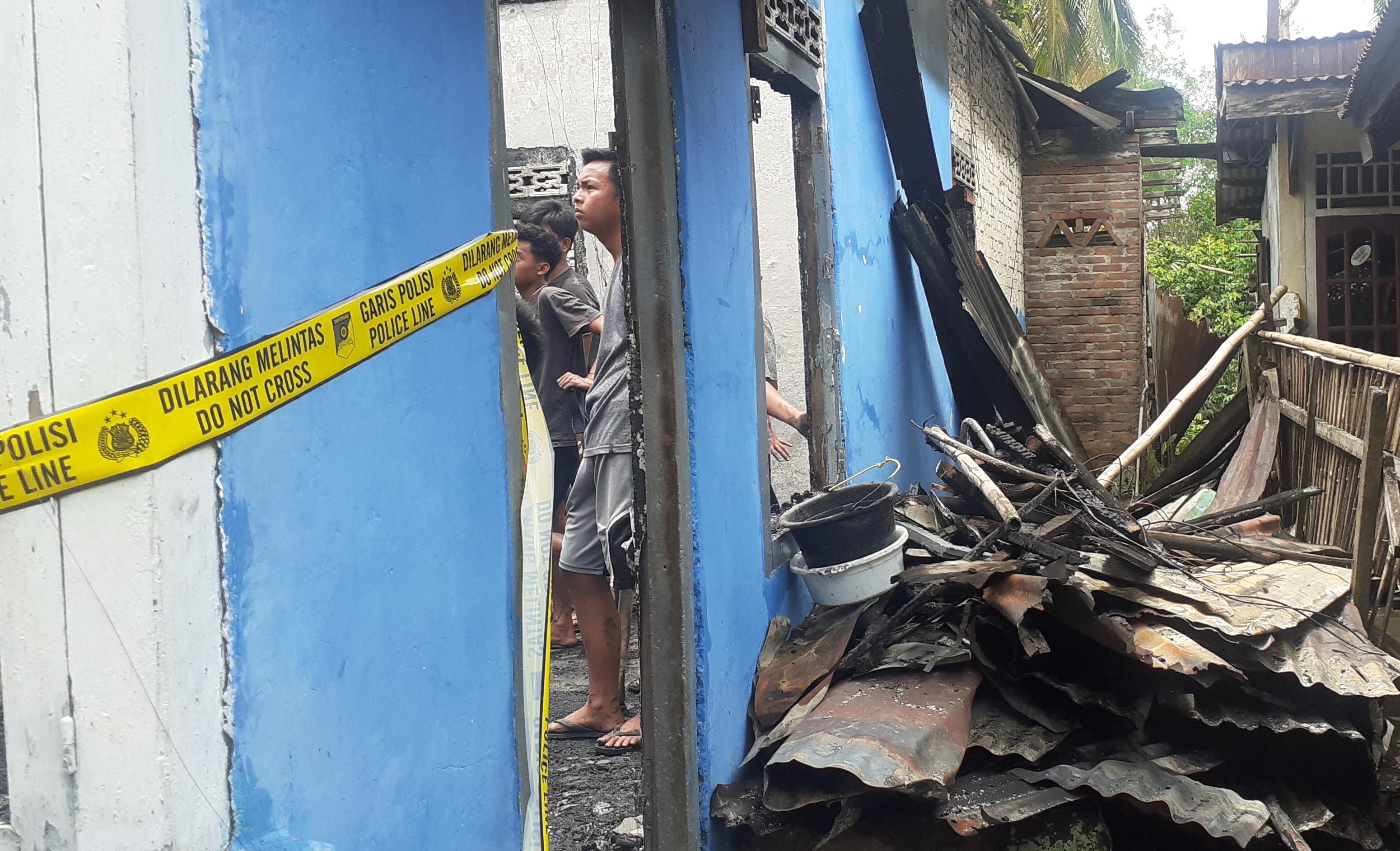 Sedang Berjemur, Fauzi Pasrah Lihat Rumahnya Terbakar