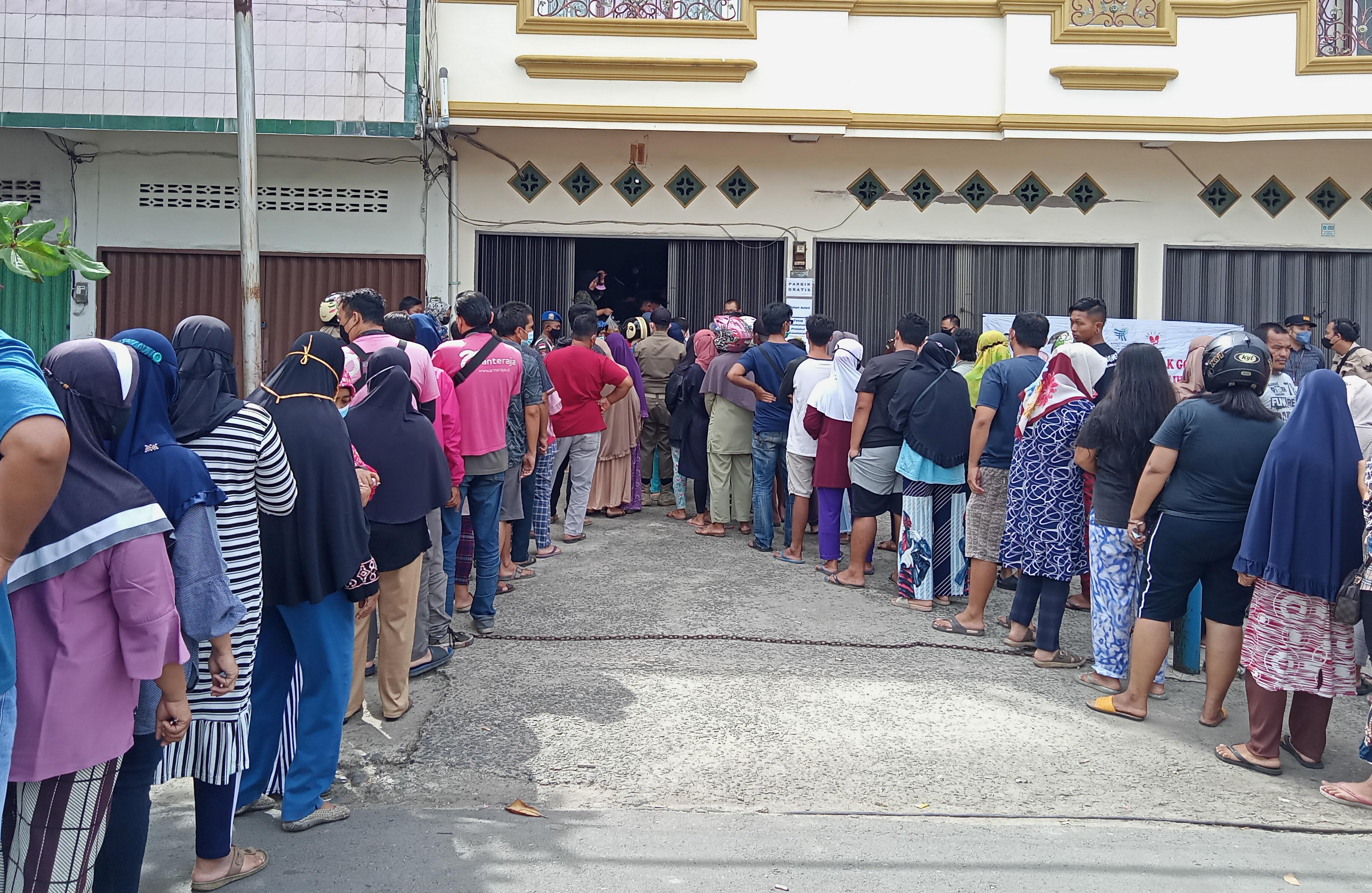 Warga Kelurahan Tugu Kecik Serbu OP Minyak Goreng