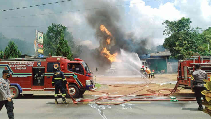 Mobil Tangki Pertamina dan APMS di Beltim Ludes Terbakar, 6 Orang Dilarikan ke RS