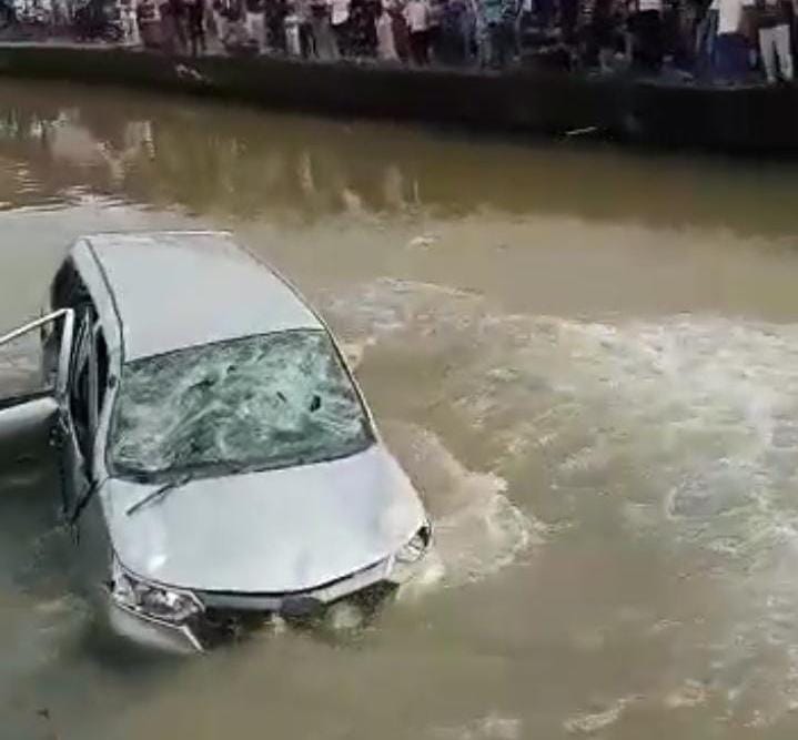 Tabrak Dua Warga, Minibus Dimassa Lalu Dibuang ke Sungai