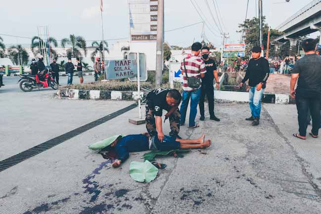 BREAKING NEWS: Seorang Pria Tewas Bersimbah Darah di Depan SPBU