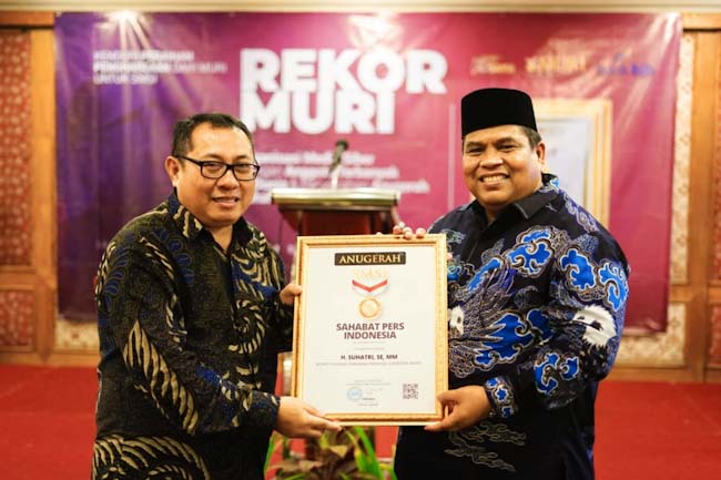 Bupati Padangpariaman Raih Penghargaan Sahabat Pers Indonesia dari SMSI