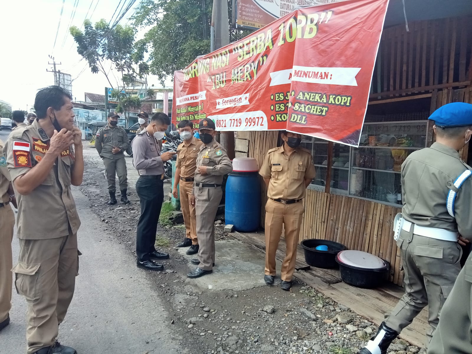 Satpol PP OKU Bongkar Bangunan Tak Berizin