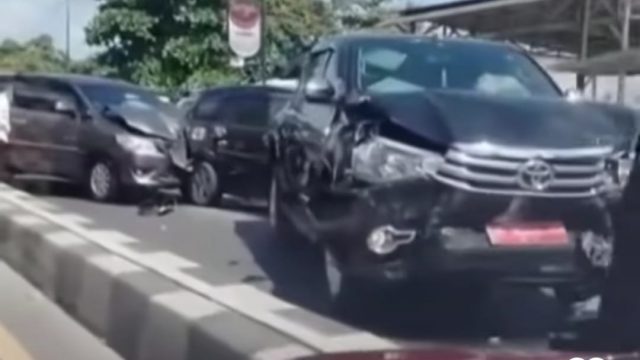 Mobil Rombongan Menteri Kehutanan Tabrakan Beruntun