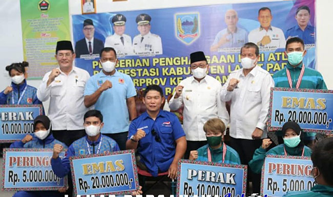 Wabup Lahat Berikan Bonus kepada Atlet Berpretasi di Pekan Olahraga OKU Raya 2021