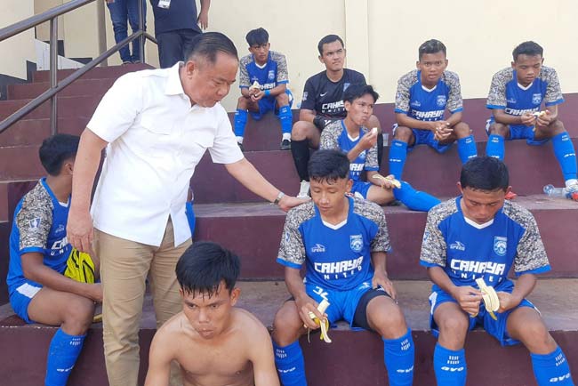 Support Cahaya United, Cik Ujang Sambangi Pemain di Surabaya