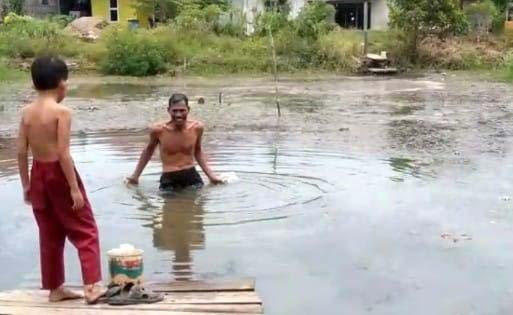 Air Sungai Diduga Tercemar, Warga Terpaksa Beli Air Galon