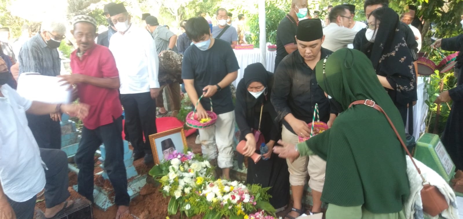 Eddy Yusuf Dimakamkan di Samping Makam Ayah