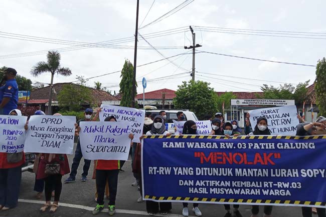 Bawa Kertas Karton dan Spanduk, Emak-emak Ngadu ke Dewan