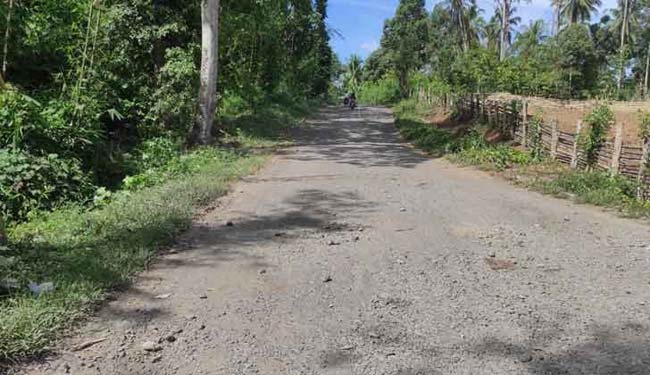 Kemarau Berdebu, Hujan Becek, Warga Berharap Jalan yang Rusak Diperbaiki