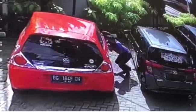 Seorang Pria Jebol Pintu Honda Brio di Parkiran, Gasak 2 Laptop, Videonya Viral