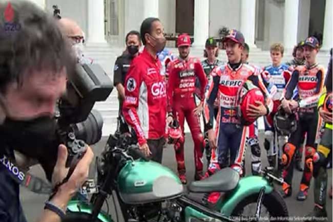 Lihat Nih... Keakraban Jokowi dengan Pembalap MotoGP