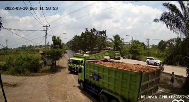 Dua Truk Terlibat Kecelakaan Terekam CCTV, Nasib Sopir?