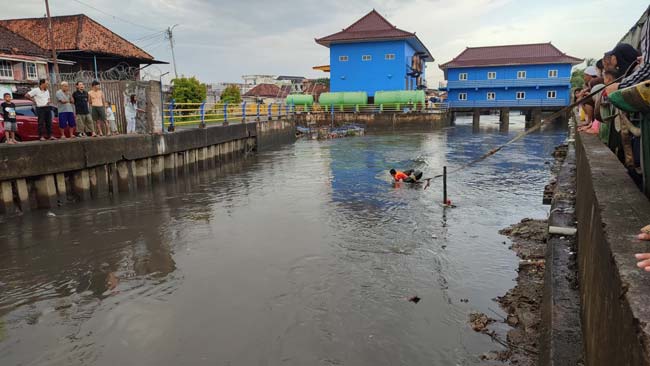 Tunggu Surut, Petugas Evakuasi Mobil yang Tabrak 2 Warga dari Sungai