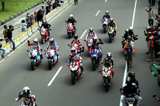 Parade MotoGP, Marc Marquez Lakukan Aksi Terlarang