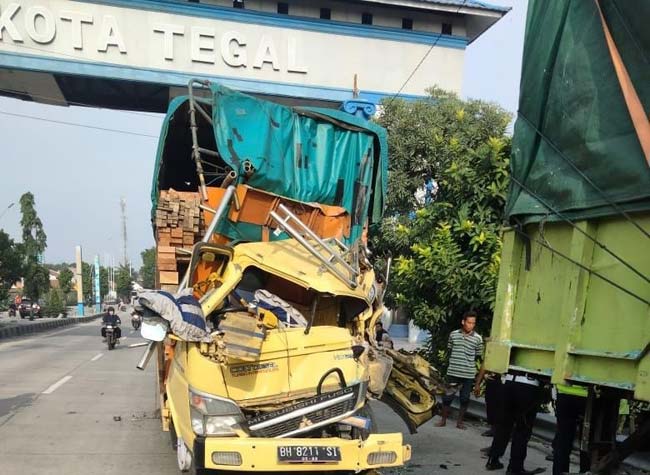 Tabrak Truk Parkir di Jalur Pantura, Kernet Asal Muba Terluka