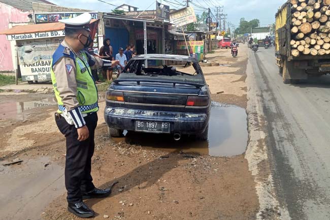 Diduga Korsleting, Mobil Sedan Timor Terbakar di Depan SPBU