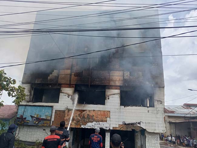 Sering Dijadikan Tempat Nongkrong, Gedung Kosong Terbakar