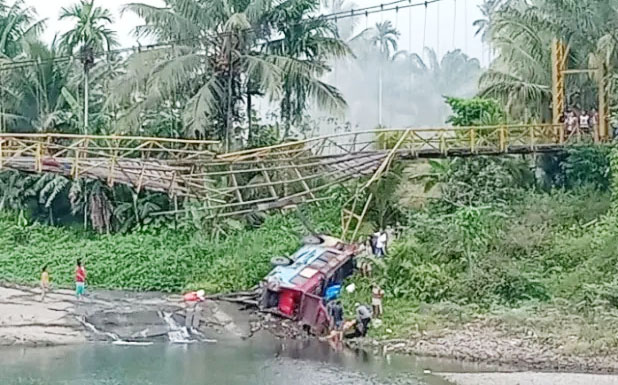 Jembatan Gantung Putus, Minibus Jatuh ke Sungai, 2 Penumpang Meninggal Dunia