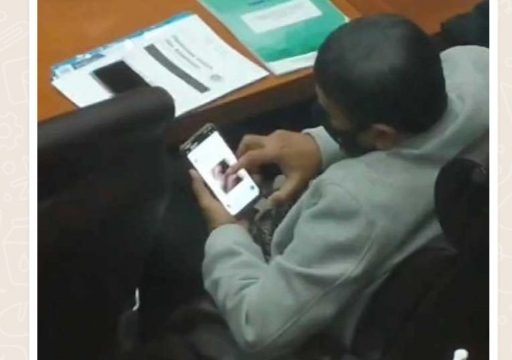 OMG, Anggota DPR Tertangkap Kamera Lagi Nonton Video Gituan saat Rapat