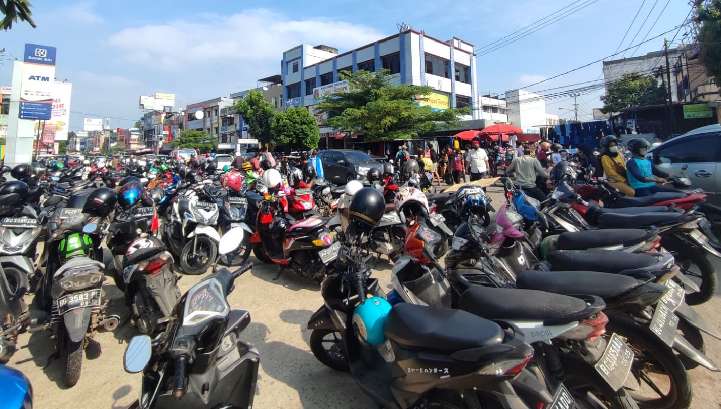 Pasar Cinde Ramai, Tukang Parkir Raup Rezeki
