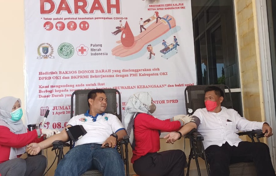 Sambut Ramadan, Anggota DPRD OKI Donor Darah dan Santuni Anak Yatim