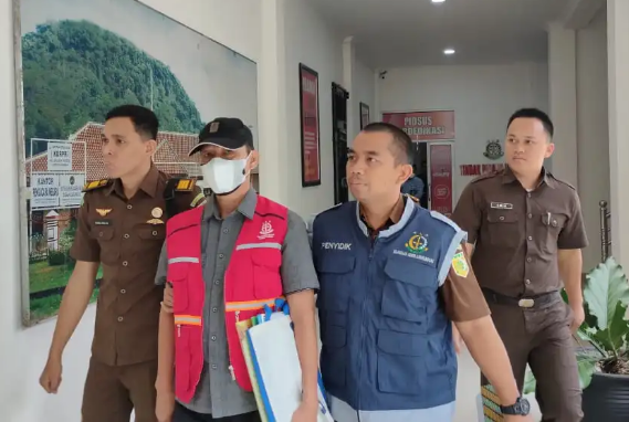 Jatuh Pingsan saat Diperiksa, Mantan Koordinator Sekretariat Bawaslu Muratara Ditahan